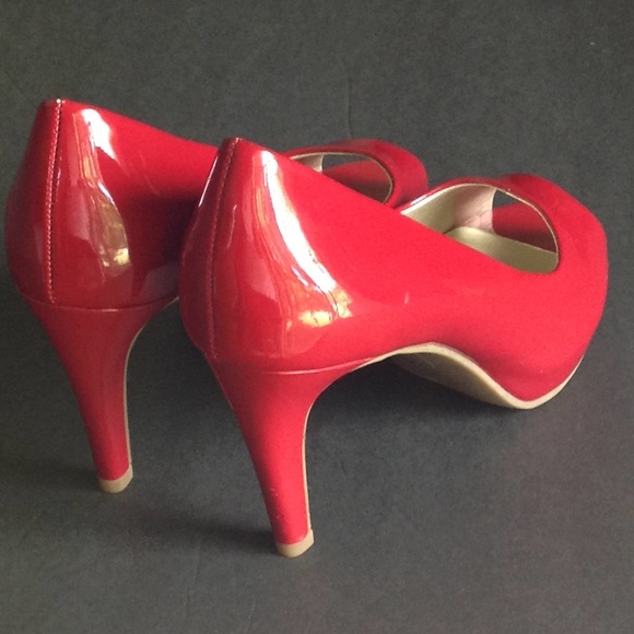 ⭕️ Bandolina - Glossy Red 'Rainaa' Open Toe Pumps - Picture 5 of 8